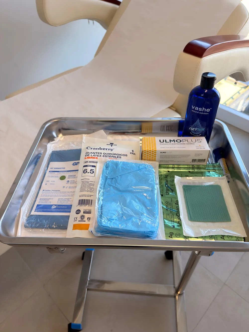 Bandeja de insumos estériles preparada para un procedimiento de enfermería